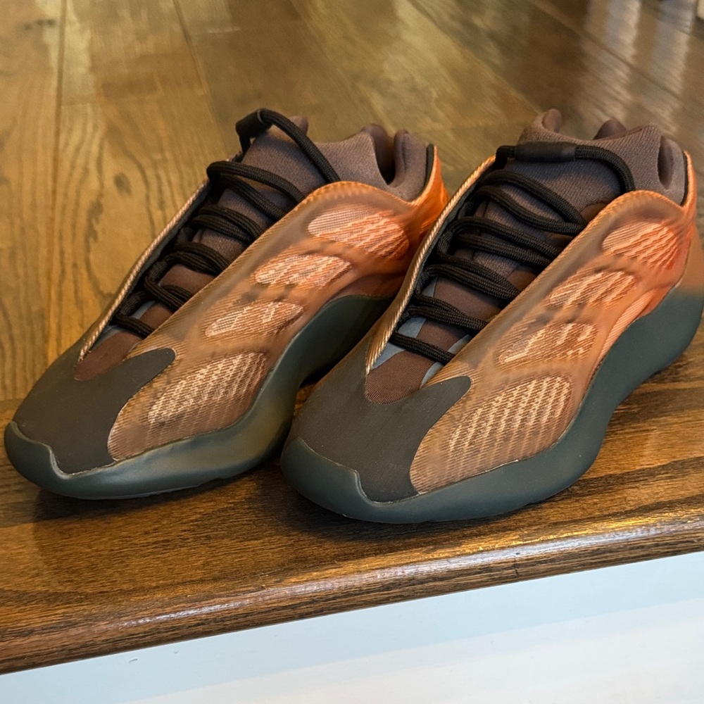 Adidas Men’s/Womans/Kids YEEZY 700 V3 “Copper Fade” - Size 6.5M/ 8W 
WORN ONCE!